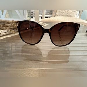 🔥NWOT Tommy Hilfiger Sunglasses!